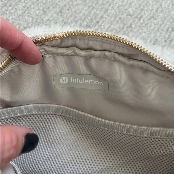 Lululemon Large Women's White Sherpa Belt Bag - Picture 3 of 4